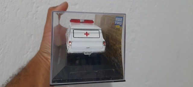 Miniatura veraneio ambulância na escala 1/43 - Foto 2