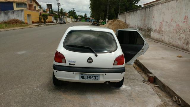 Vendo e troco fiesta 2001 com ar condicionado - Foto 3