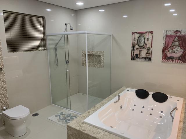 Casa nova com 4 suítes em bairro nobre - Foto 2