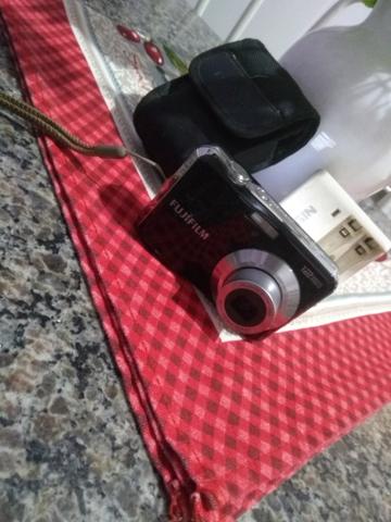 Câmera fotográfica Fujifilm com carregador e pilhas - Foto 4