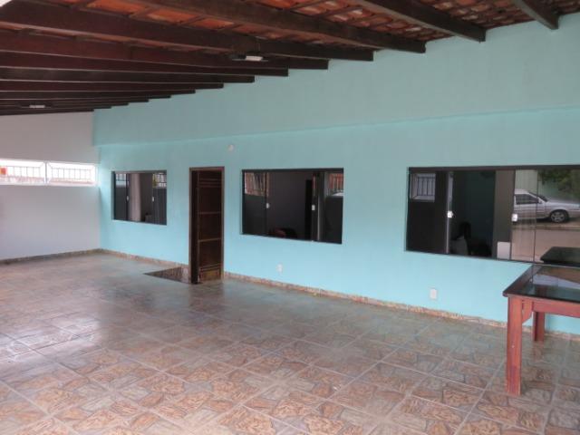 Casa com quatro quartos, duas suites, na laje. Esquina