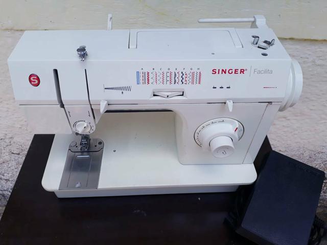 Máquina Singer Facilita