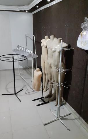 Manequins, cabide e araras