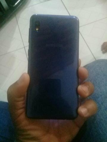 Vendo esse celular A10 tem conversar