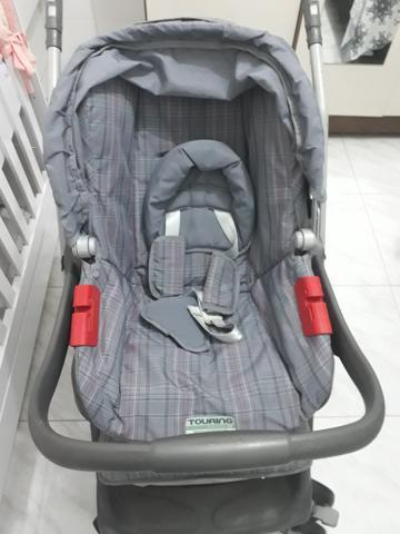Vendo carrinho e bebê conforto.