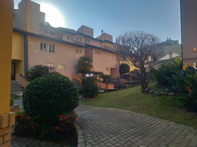 Linda, e praticamente mobiliada, segura dentro de condomínio fechado