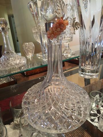 Garrafa de cristal com anel de uva
