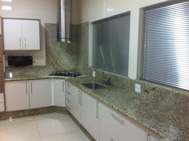 Casa nova com 4 suítes em bairro nobre - Foto 3