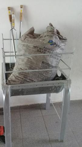 Vende-se Churrasqueira com carvão e três espetos - Foto 2