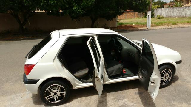 Vendo e troco fiesta 2001 com ar condicionado - Foto 2