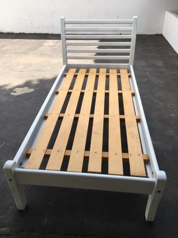 Cama de madeira solteirão