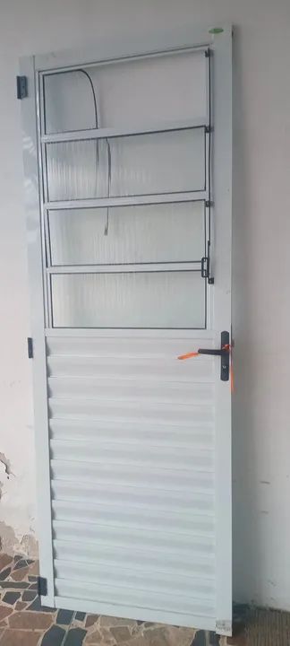 Porta de Alumínio com Vidro - Semi Nova