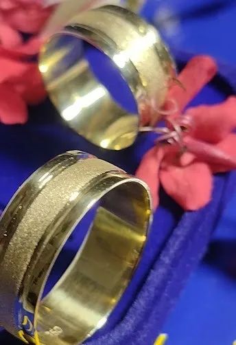 Alianças 10 mm Grossa larga Lisa e Fosca 10 Gramas Maciça Ouro 18 Kilates - Foto 5