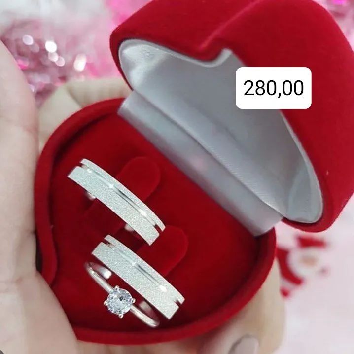 Aliança de prata legítima.