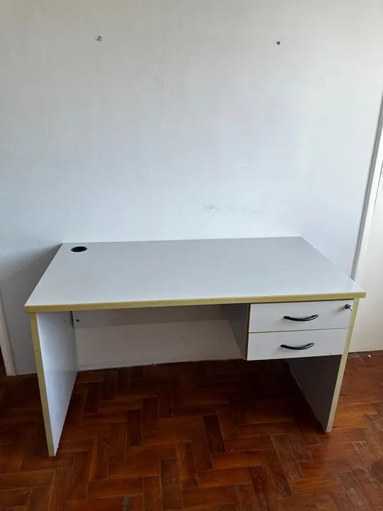 Mesa de escritório com duas gavetas 