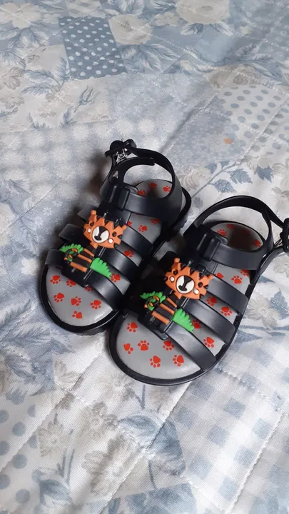 Sandálias infantis Crocs com estampa de animal