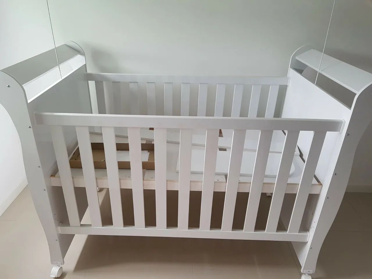 Berço-Cama branco *Sonho Encantado* com rodas