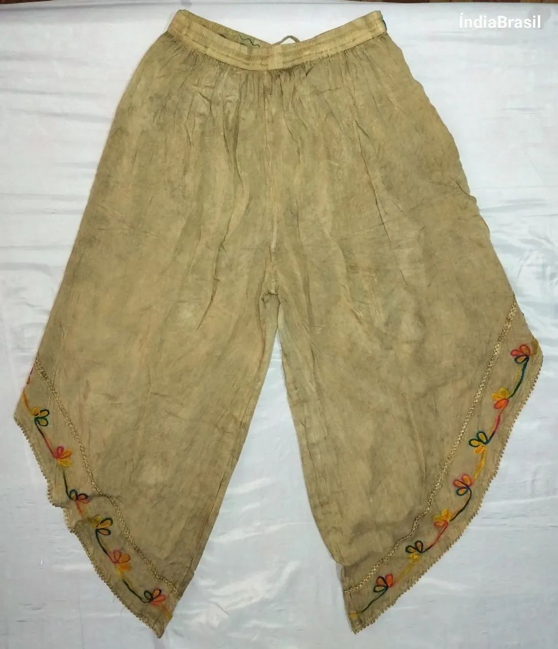 Calça Indiana de tecido leve com bordado floral - Foto 2