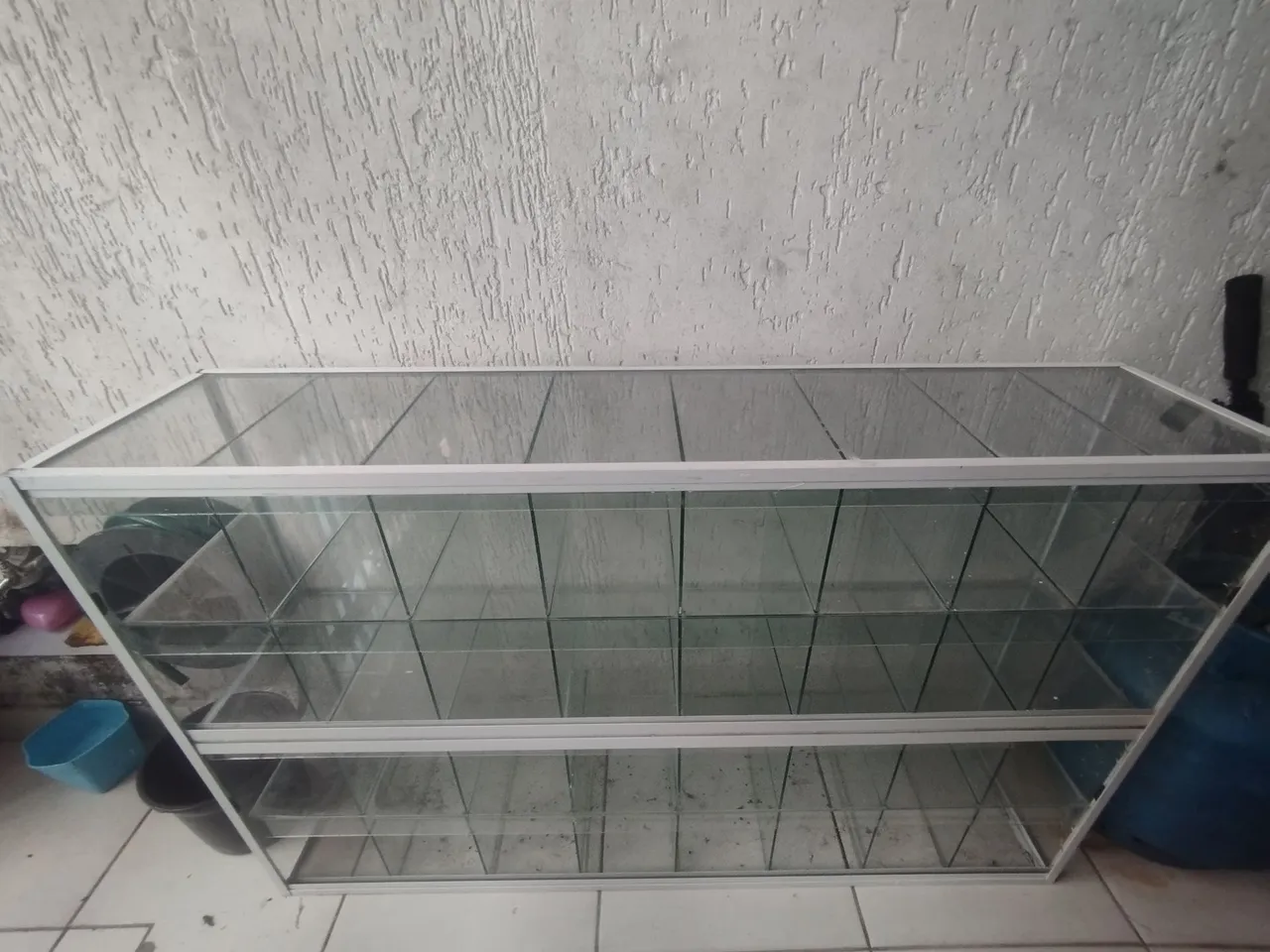 Expositor de Vidro para Lojas - Alguns vidros danificados