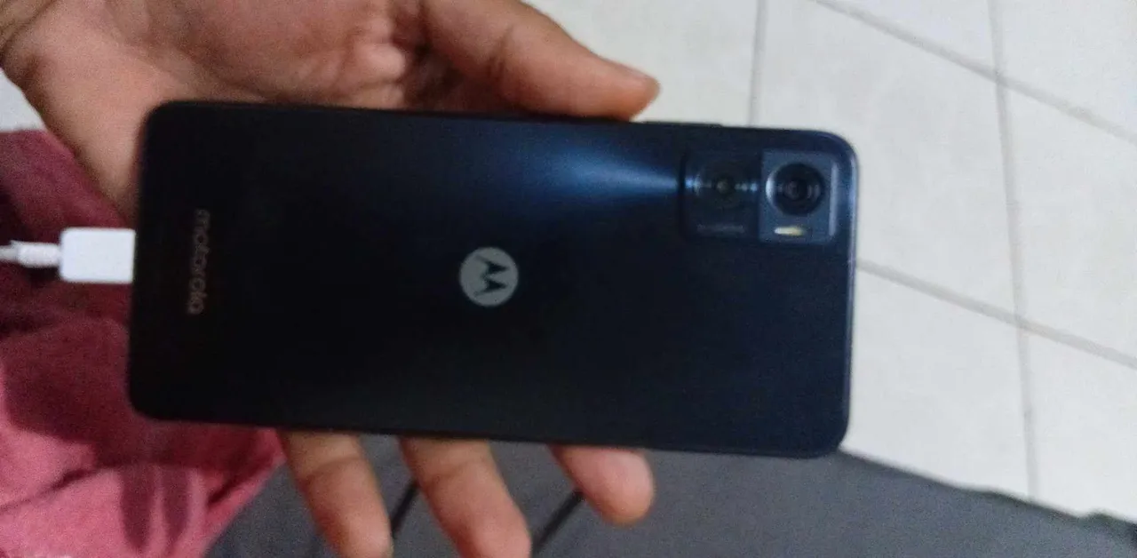 Moto g e 22 parou de funcionar e só fica na tela inicial