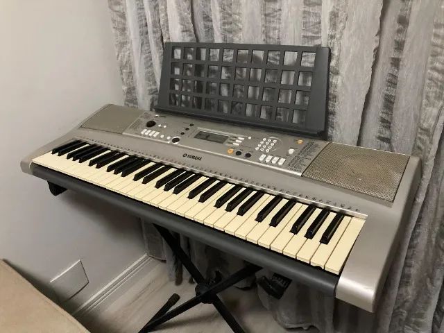Teclado Yamaha PSR-E313 com Pedestal