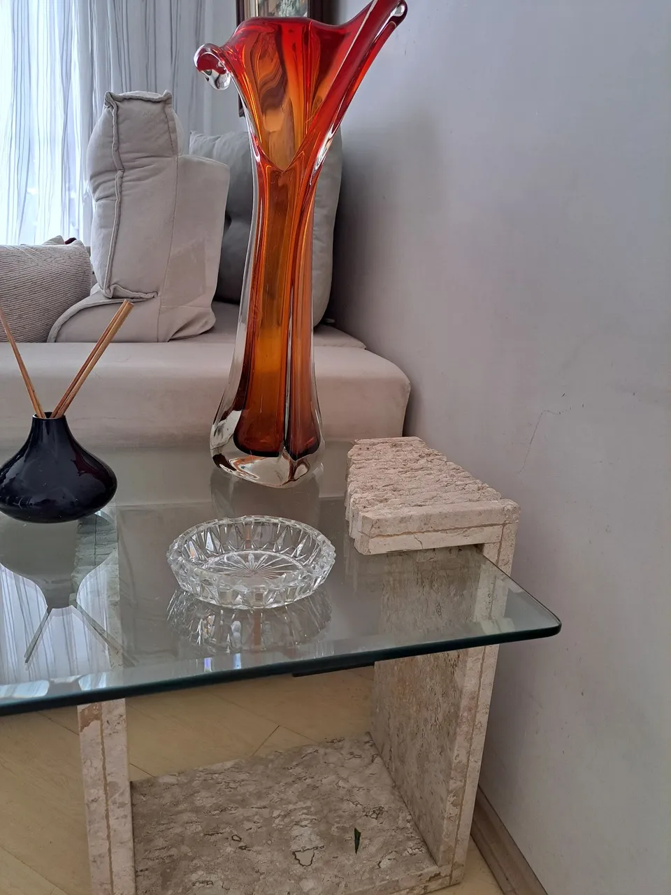 Mesa de canto em mármore com tampo de vidro