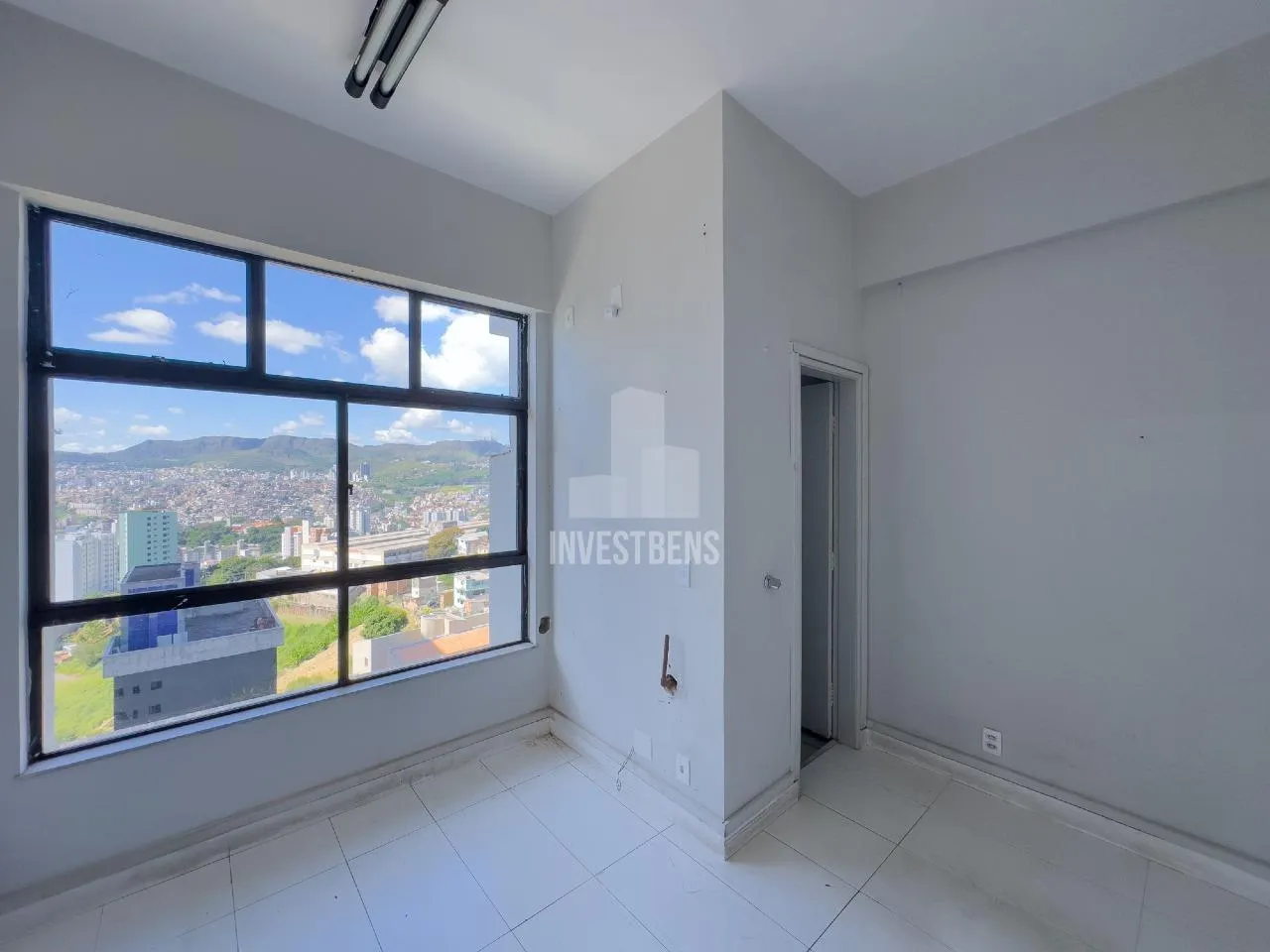 Sala com 25 m² para alugar na Avenida Raja Gabaglia - Gutierrez