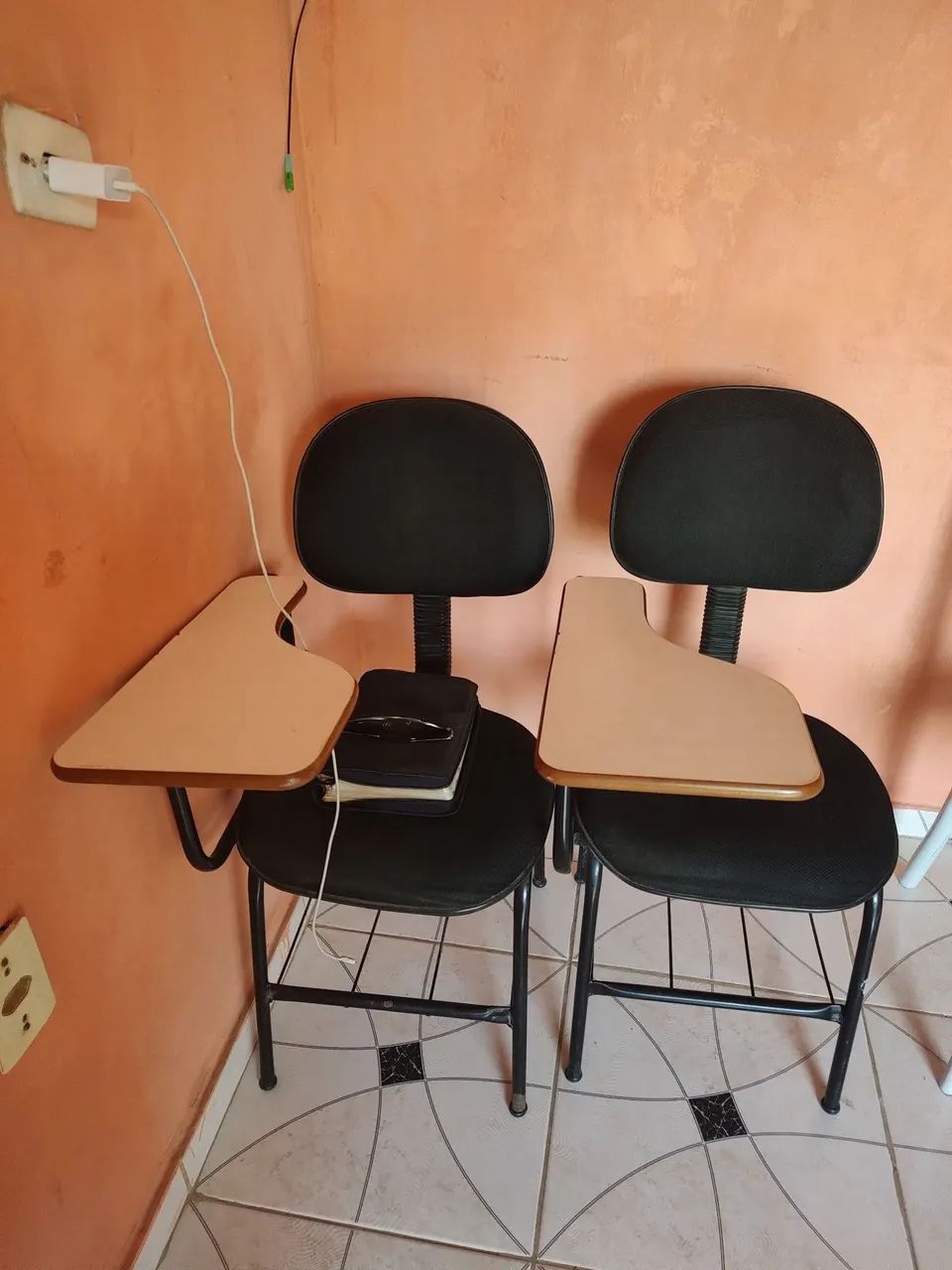 02 Cadeiras universitárias com prancheta