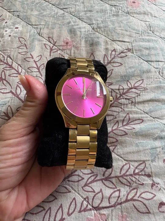 Relógio Michael Kors dourado fundo Rosa feminino