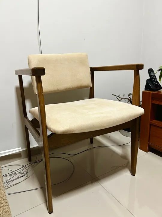 Poltrona de madeira com estofado bege - Foto 3