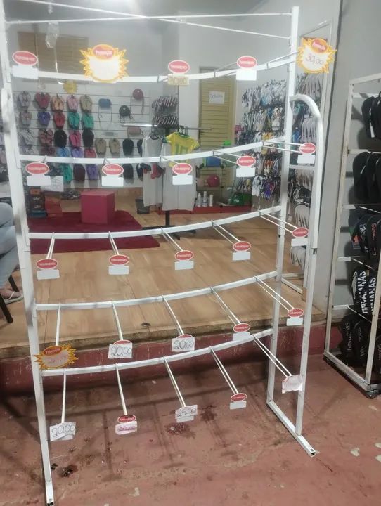 Expositor de calçados em metal branco - Foto 3
