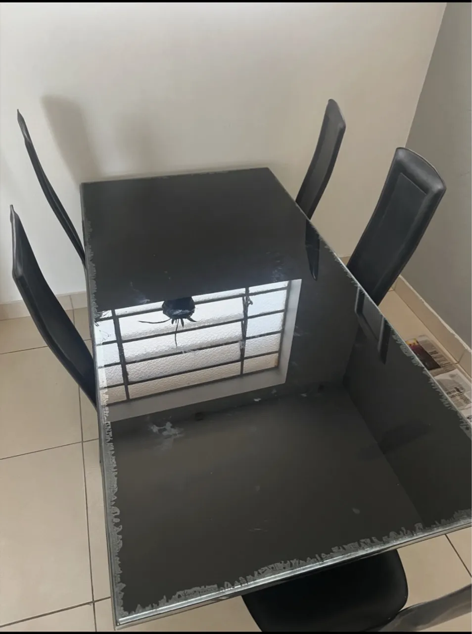Mesa de Jantar Preta com Tampo de Vidro