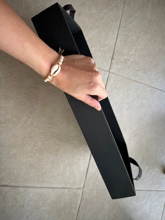 Bandeja de madeira preta com alça em corino preta - Foto 2