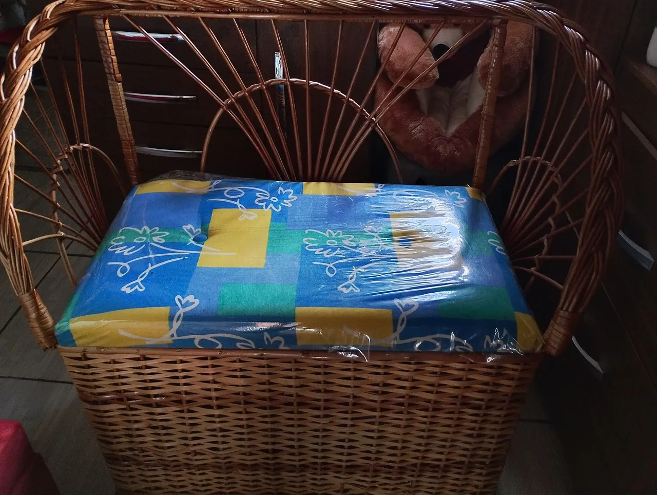 Vende esse banco baú de bambu semi novo 150 reais... *