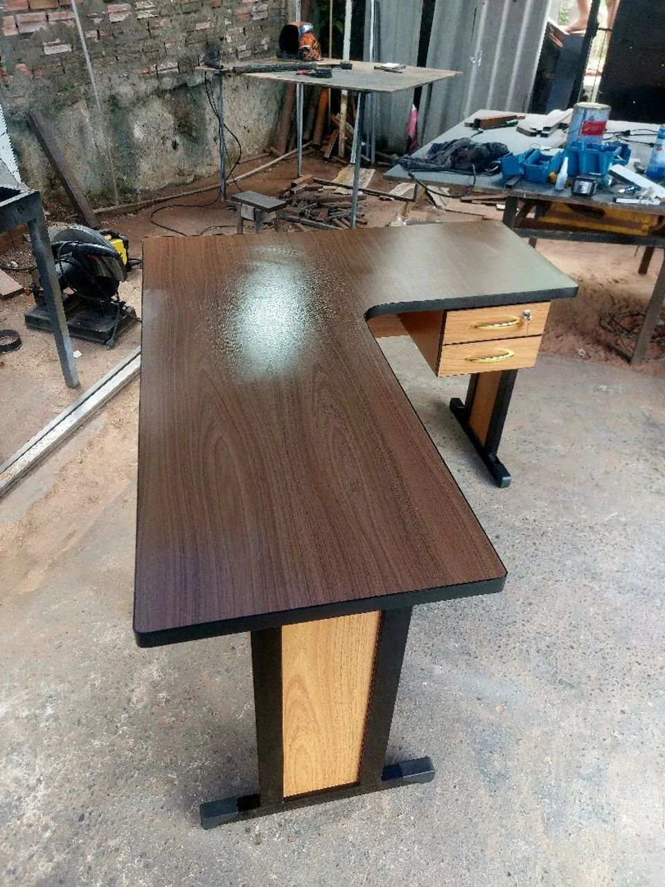 Mesa de Escritório com Gavetas - Amadeirado - Foto 3