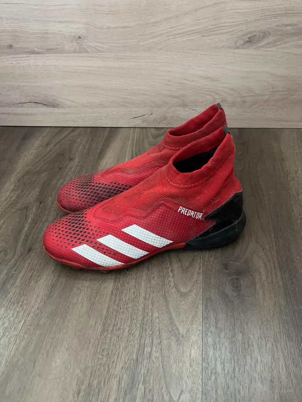Chuteira Adidas Predator 20.3 Laceless Society - Vermelha