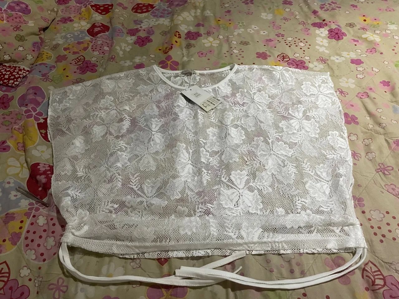 Blusa de renda branca feminina