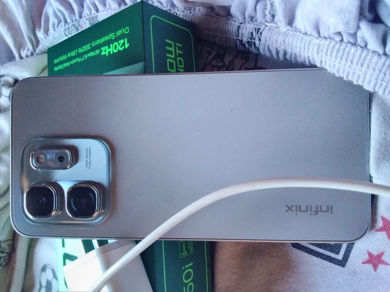Vendo esse infinix novo 256gb contra respingo d,água sem nem um defeito nd trocado td orig