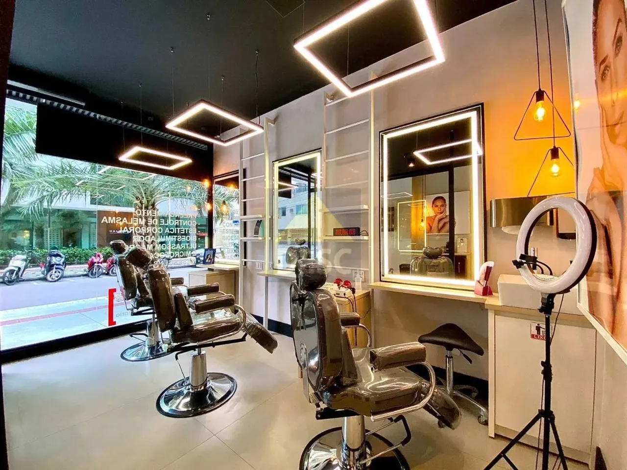 Sala comercial equipada para locação anual no Centro de Balneário Camboriú