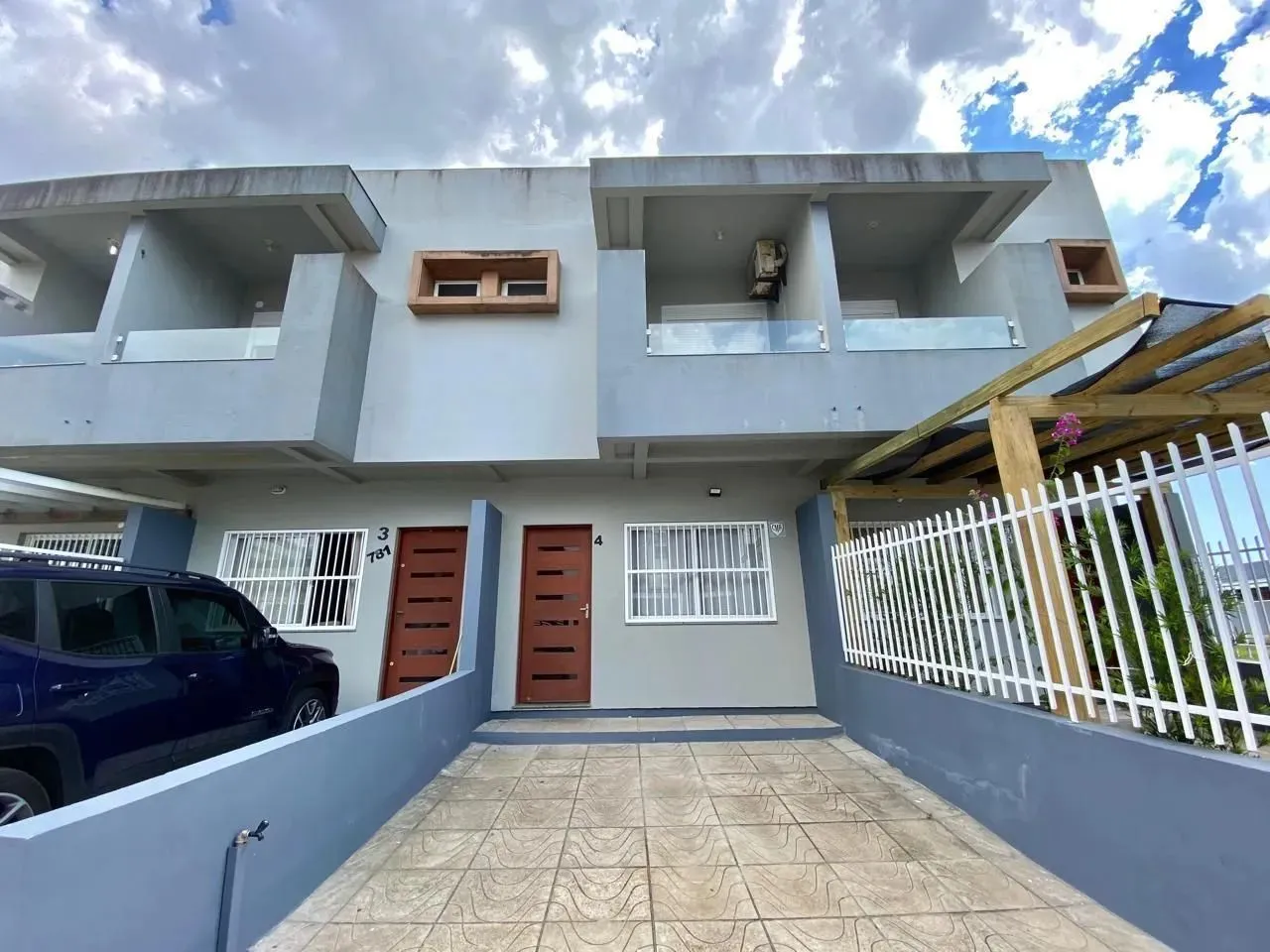 2 quartos sendo 1 suíte em Torres. Aceita pet.