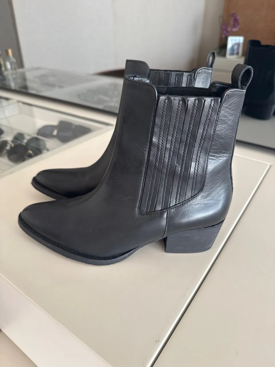 Bota Chelsea de Couro Preta