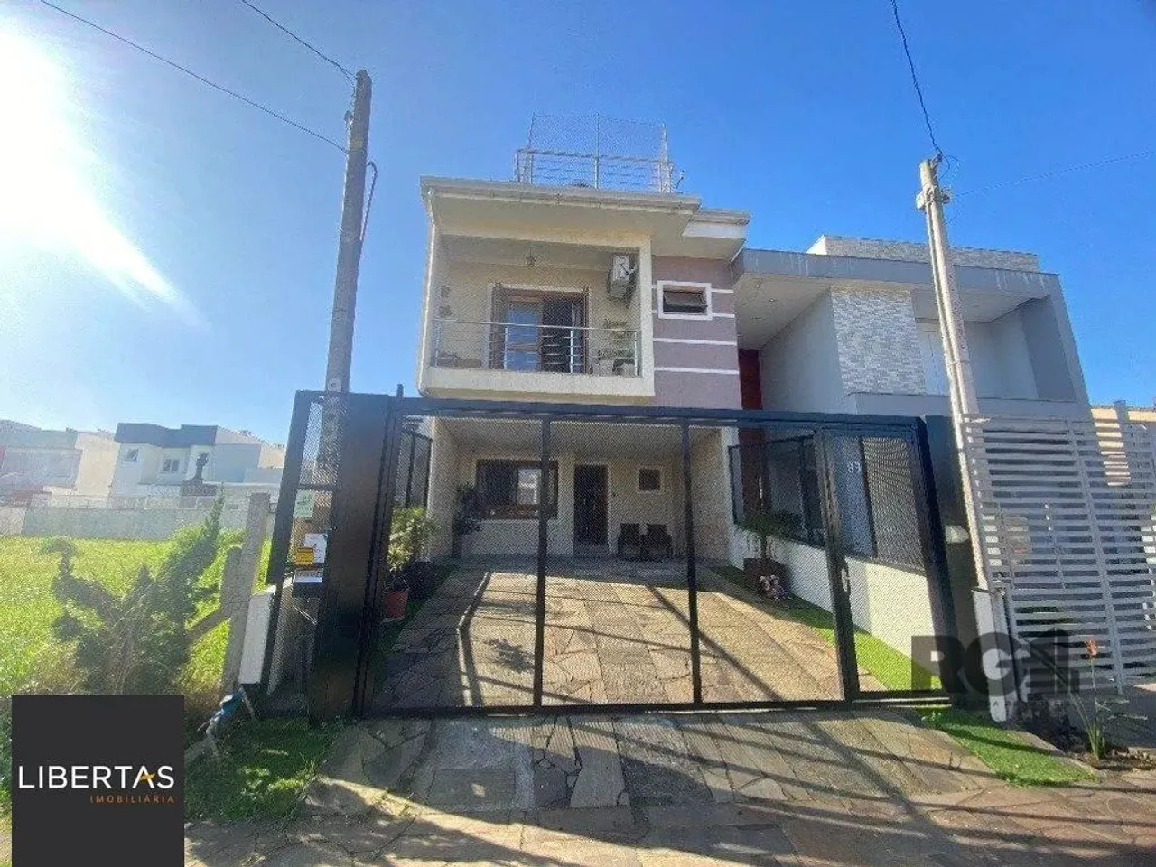 Casa sobrado na Hipica de 3 dormitórios e 2 vagas