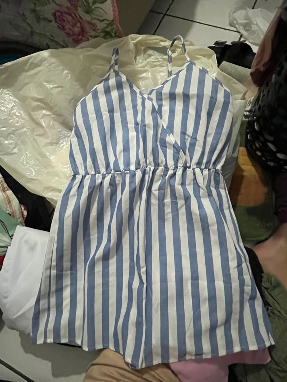 Macacão listrado azul e branco