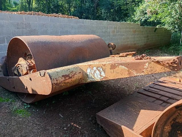 VENDE-SE SUCATA - ROLO COMPACTADOR DE ARRASTO 