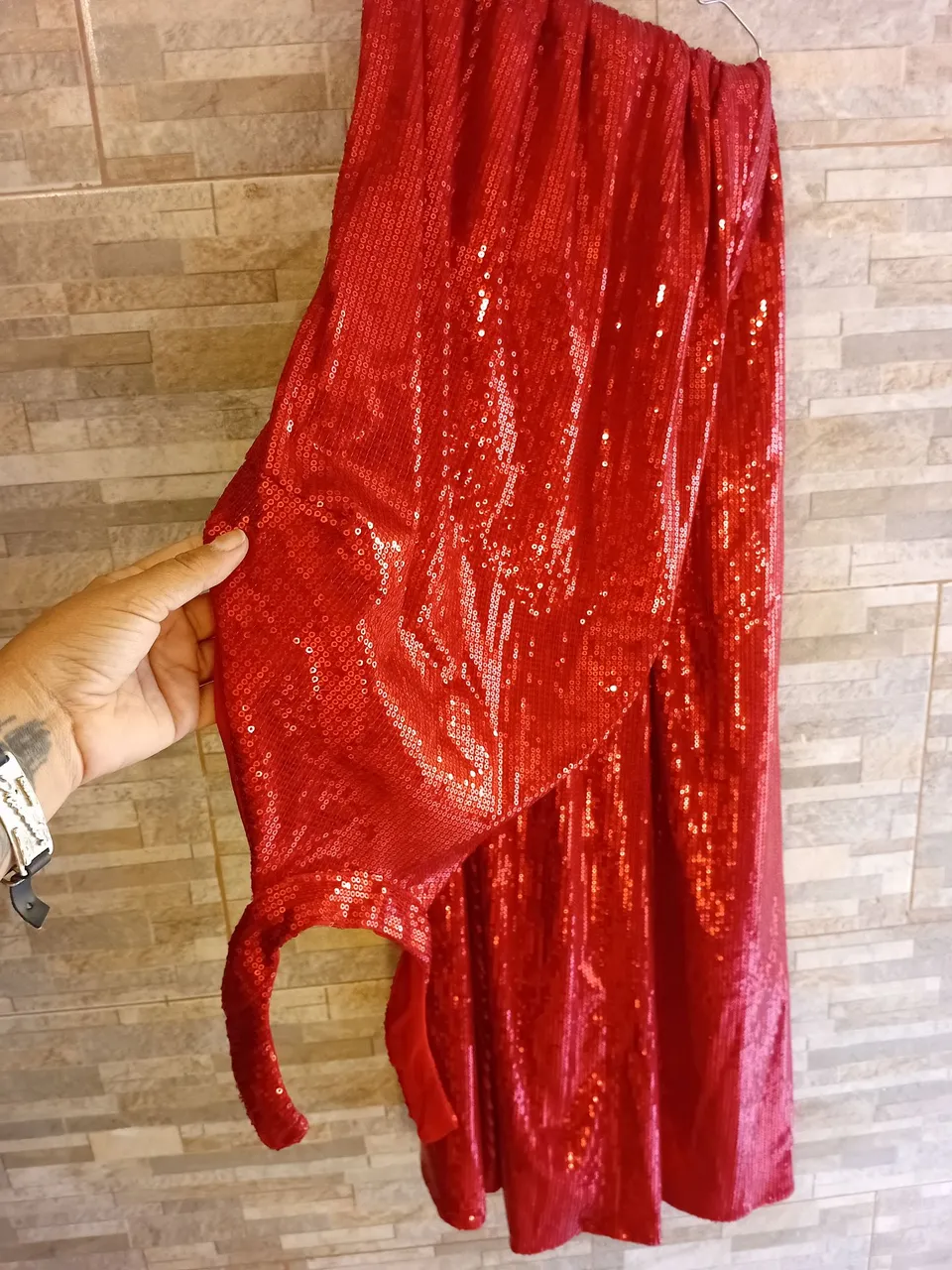 Saia Longa Vermelha com Paetês - Brilho e Elegância