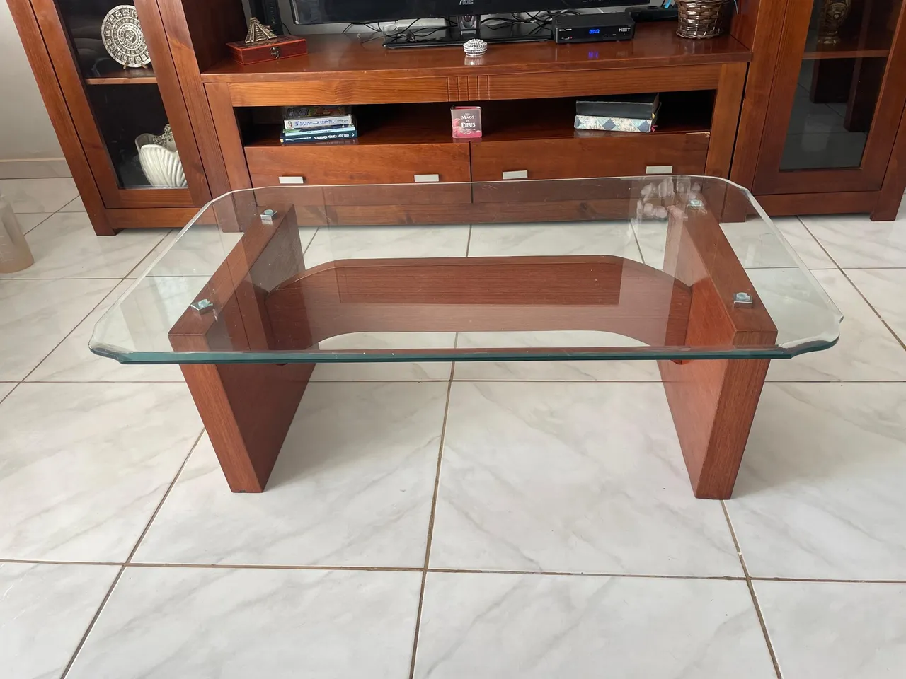 Mesa de centro em madeira e vidro