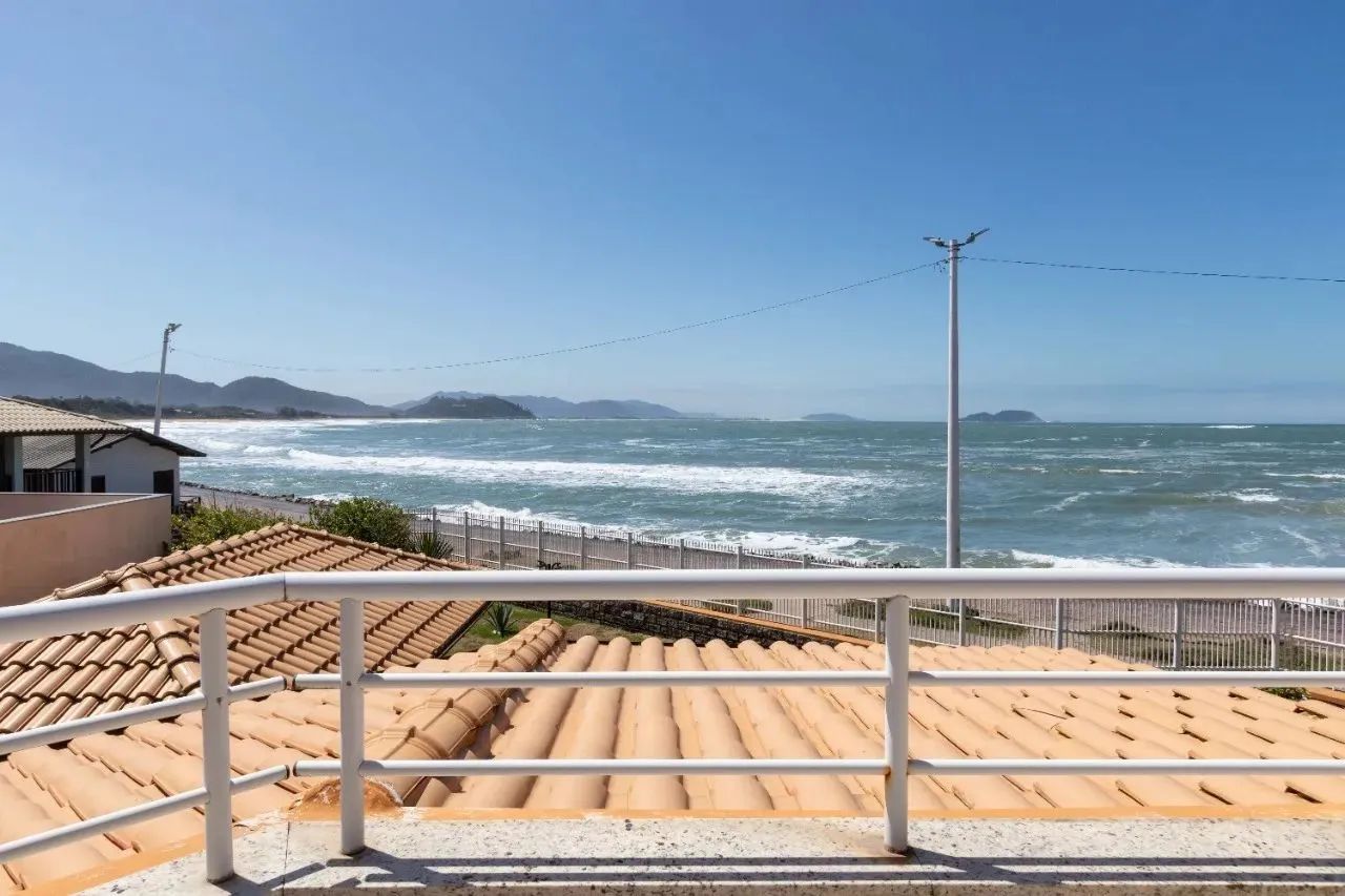 FANTÁSTICA CASA FRENTE MAR NA PRAIA DA ARMAÇÃO NO SUL DA ILHA - Foto 5