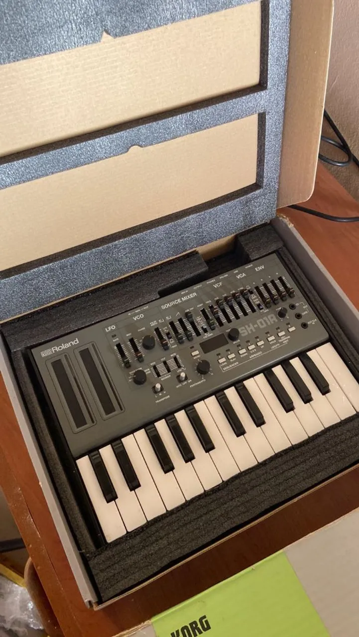 Roland SH-01A Synthesizer + teclado - Na Caixa