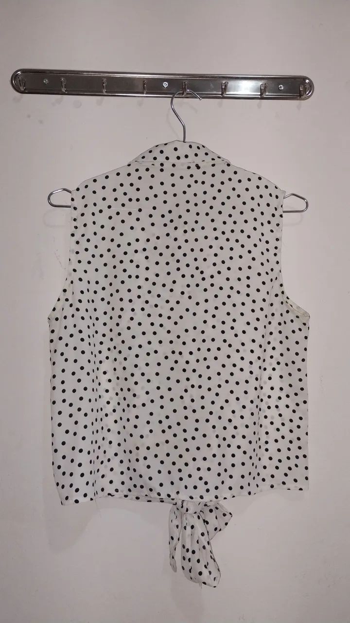 Camisa branca com bolinhas - Foto 4