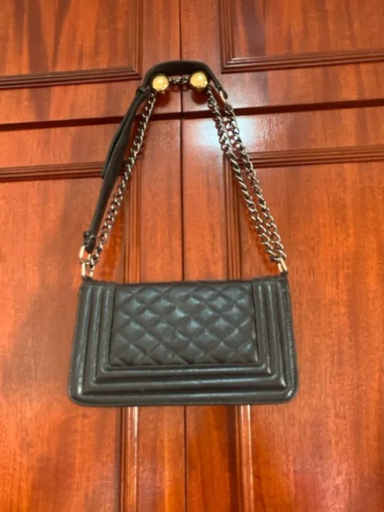 Bolsa preta com detalhes dourados , como nova 